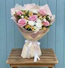 Букет цветов из:  Гвоздики, Орхидеи и Розы в Зубово