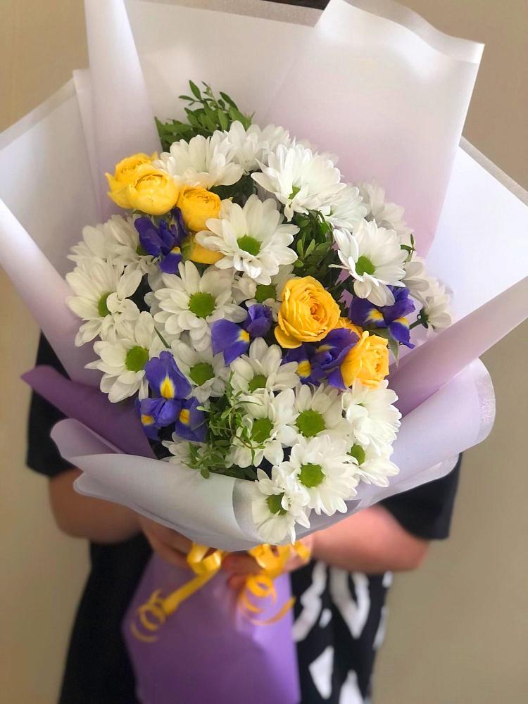 Букет цветов из: Ирисы, Хризантемы и Розы в Зубово