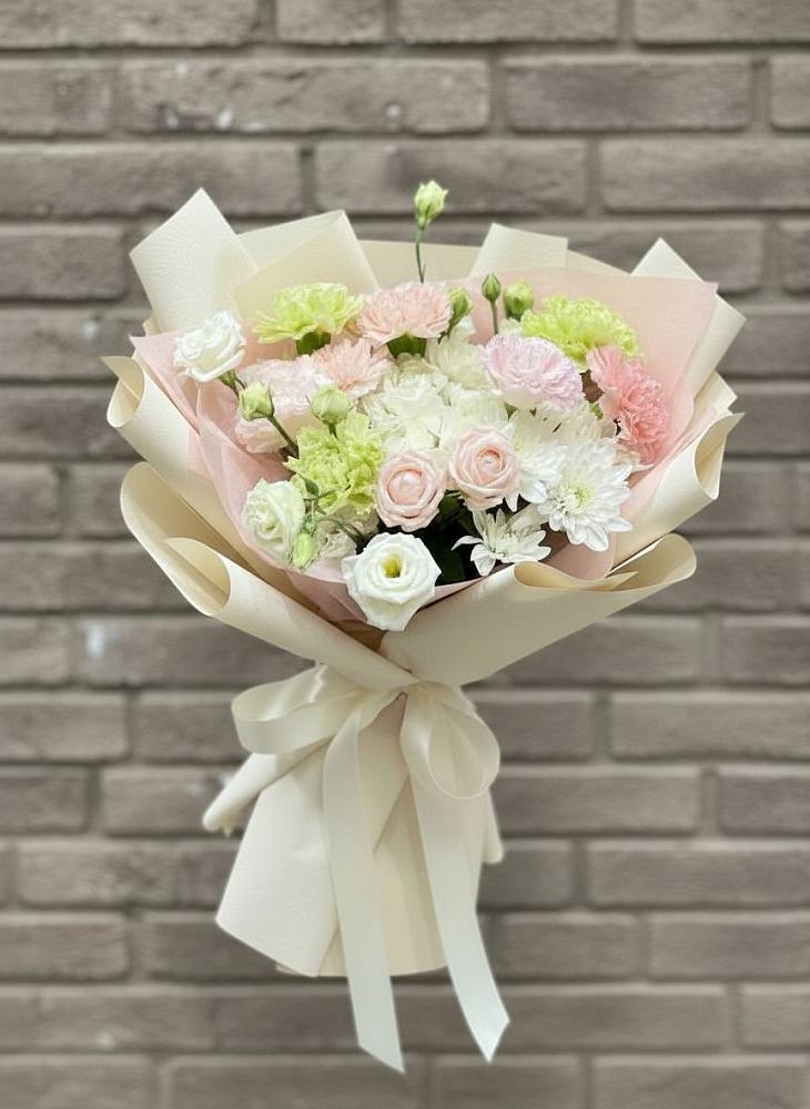 Букет цветов из: Гвоздики, Розы, Лизиантусы и Хризантемы в Зубово