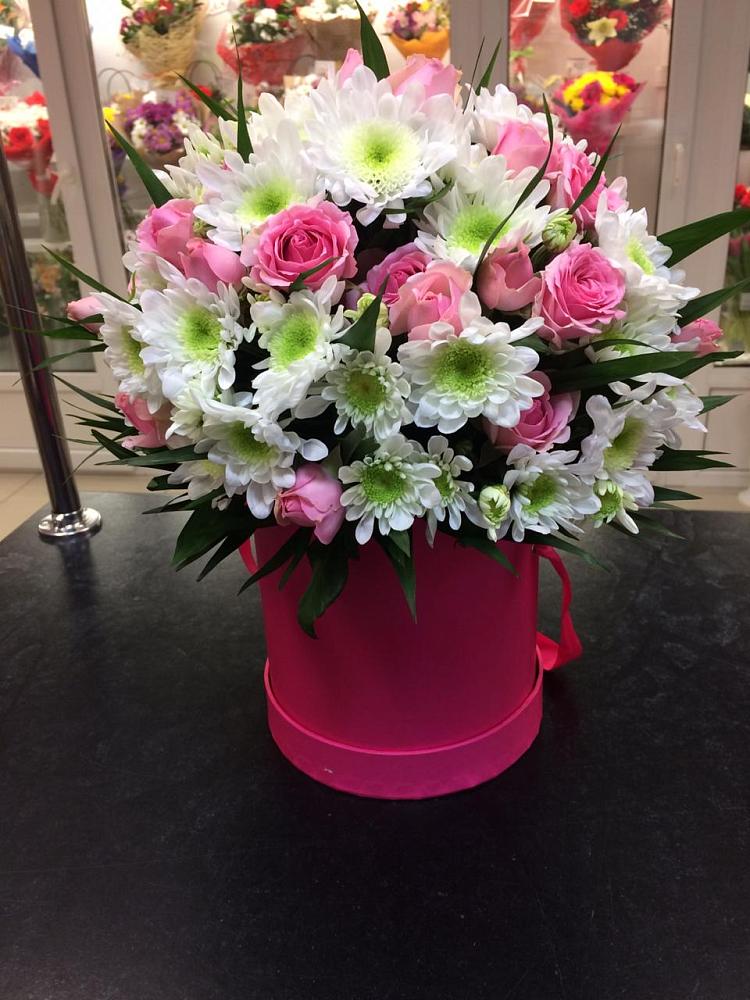 Цветочная композиция из Розы и Хризантемы в шляпной коробке в Зубово