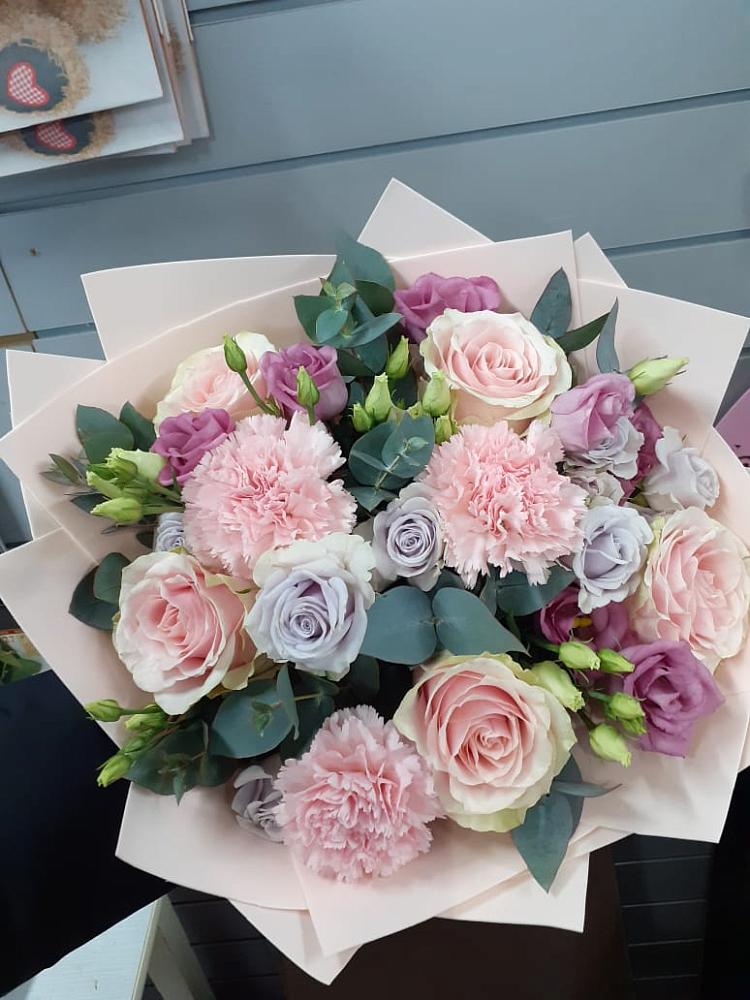 Букет цветов из: Розы, Гвоздики и Лизиантусы в Зубово